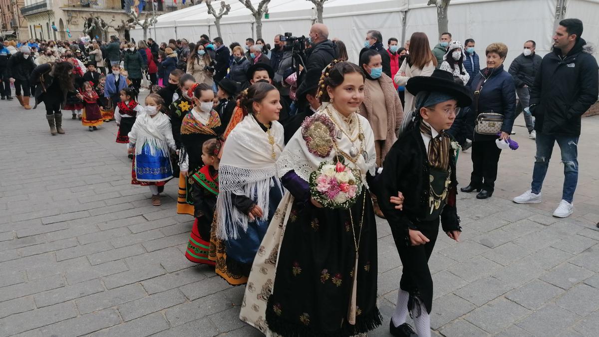 Novios e invitados desfilan por la Plaza Mayor tras el enlace celebrado en el Ayuntamiento