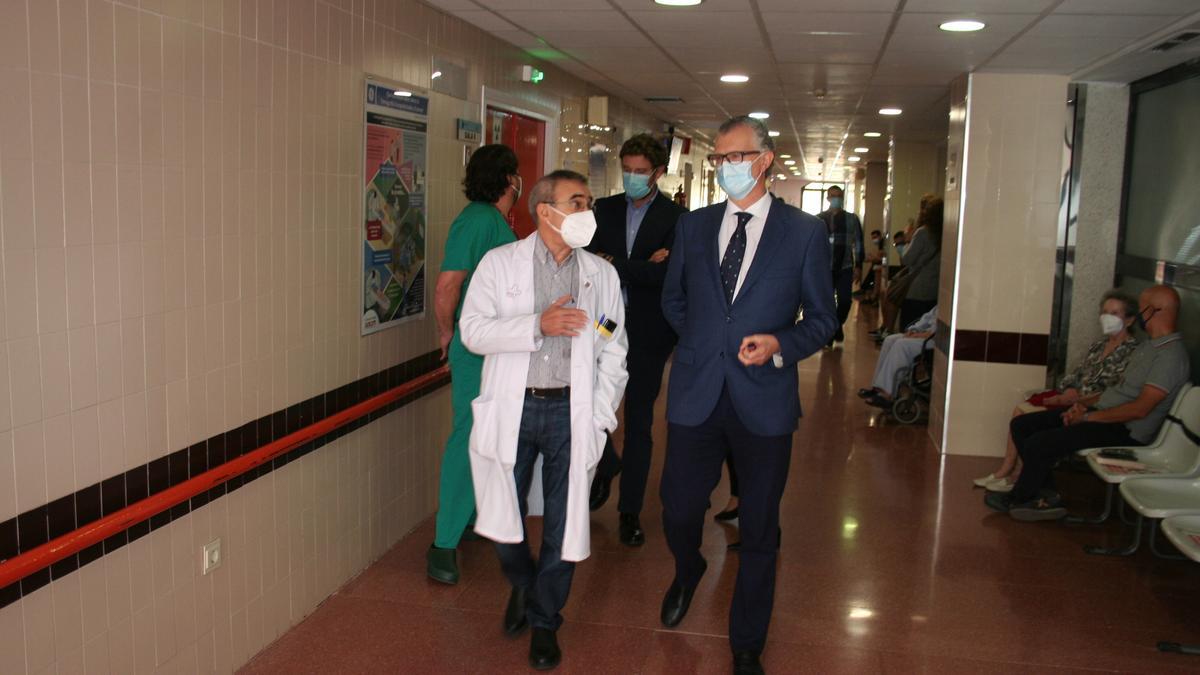 El consejero de Salud, Juan José Pedreño, con personal del Hospital Rafael Méndez por uno de los pasillos del centro.