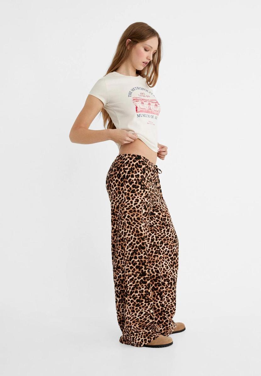 Pantalón fluido con estampado de leopardo