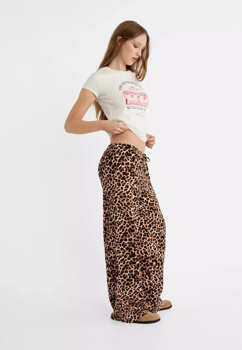 La fascinación continua por el leopardo en animal print y otras novedades de Stradivarius 11 Moncloa Pantalón fluido estampado de leopardo: Elegancia en tendencia