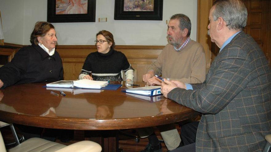 Martín Pozo, segunda por la izquierda, junto a Consuelo Gabella, Dúo y Bermúdez