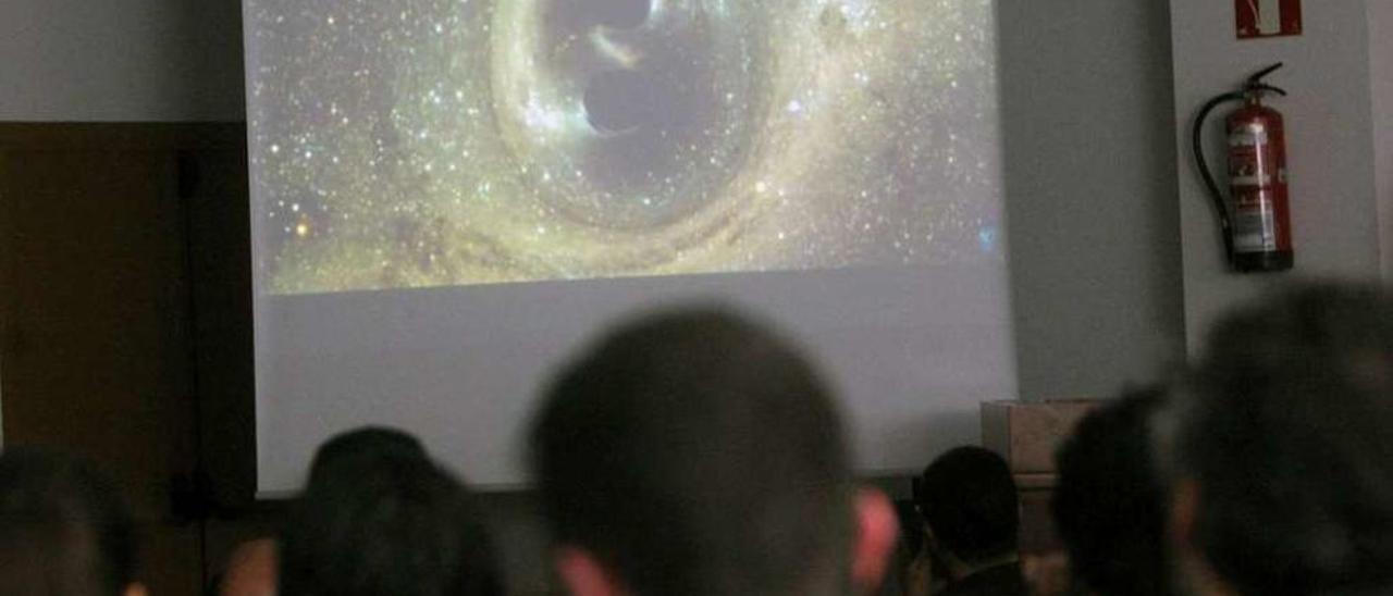 Máxima expectación en la facultad de Física de Santiago  |  El Aula Magna de la Facultad de Física de la Universidade de Santiago estaba ayer a rebosar por alumnos y profesores para seguir en directo la rueda de prensa en la que los investigadores del observatorio LIGO anunciaron su enorme hallazgo. &quot;Los alumnos están muy motivados con este nuevo descubrimiento y es muy emocionante haberlo podido seguir en directo&quot;, aseguraba el profesor Jorge Mira. &quot;En los últimos meses ha habido varios hallazgos importantes, como el del Bosón de Higgs, y eso es muy estimulante para todos nosotros&quot;, añade.