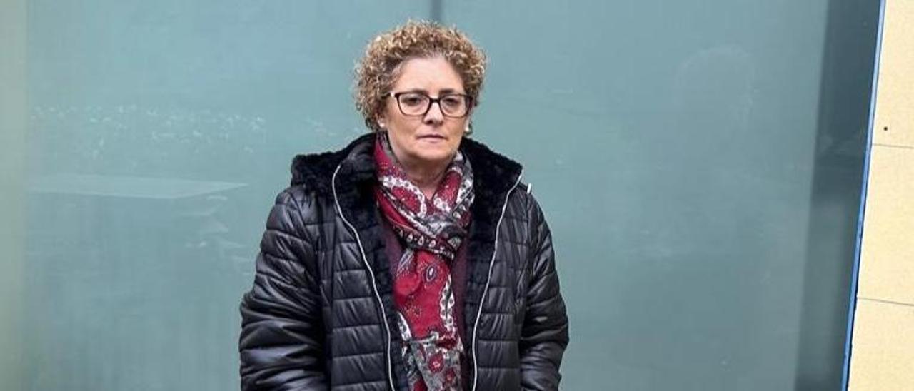 Gloria García, ante la sede del PP de Mieres.