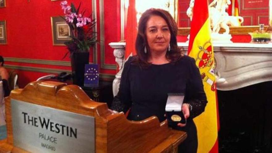 Adela Pedrosa recibe la Medalla de Oro del Foro Europa 2001