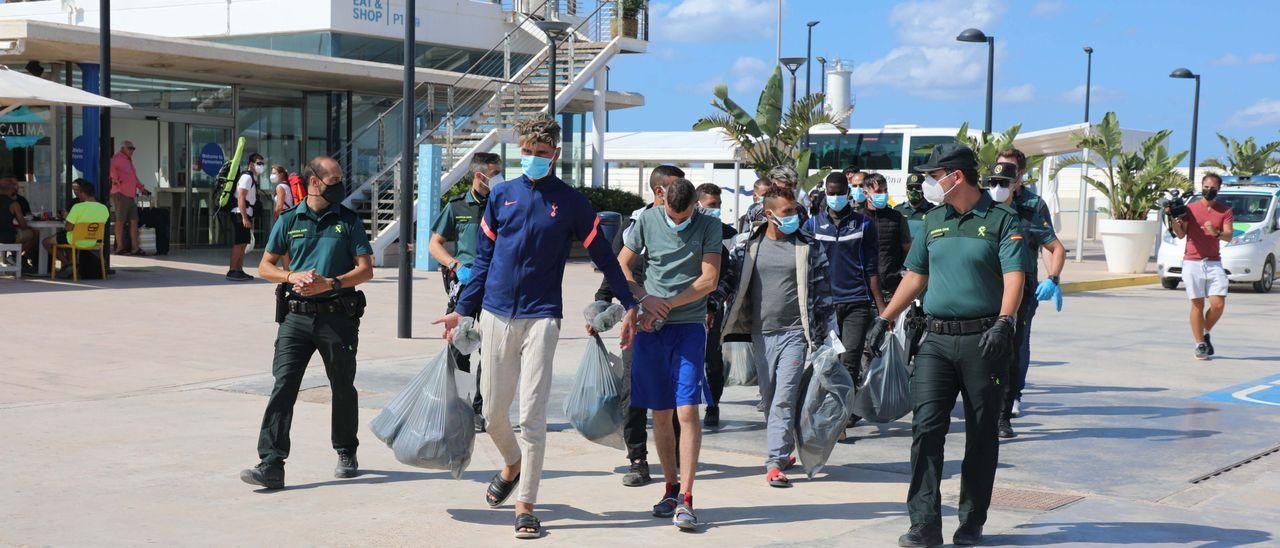 Traslado de los migrantes llegados en patera a Formentera hasta Ibiza durante la jornada de ayer.