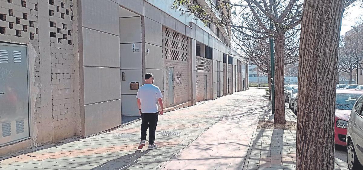 Calle de Soliva llena de locales municipales vacíos