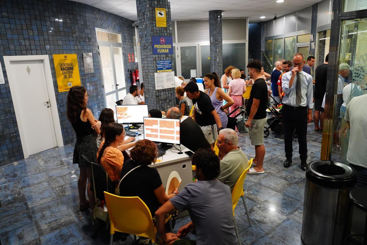 VILA-REAL. Reubicaciones para los abonados.  colas en La Cerámica.