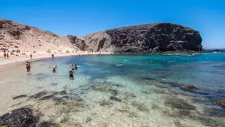 Reabre al baño la Playa de Papagayo tras el control de Salud Pública