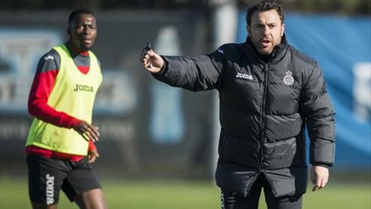 Preocupación 8 Sergio, con Diop al fondo, en un entrenamiento del Espanyol en Sant Adrià.