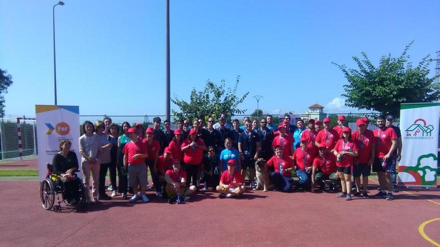 Foto de familia de los deportistas FER y los usuarios de la Fundación Roig Alfonso.