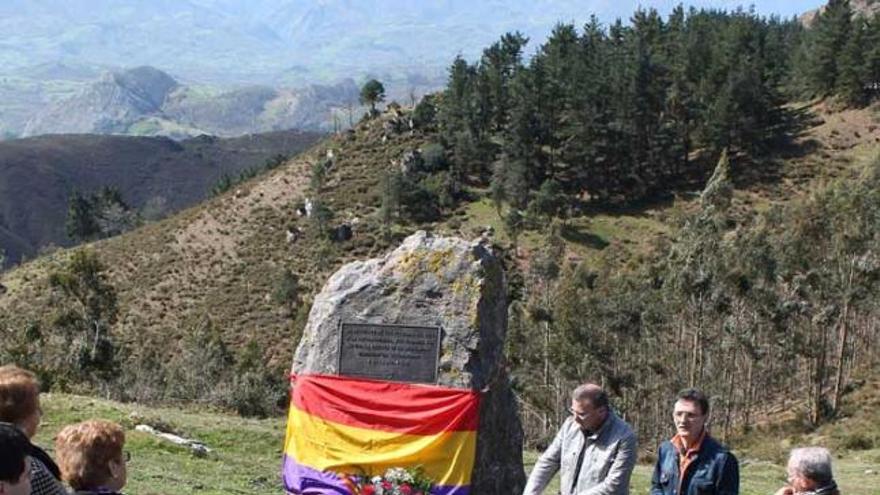 Parres conmemora con varios actos el Día de la República