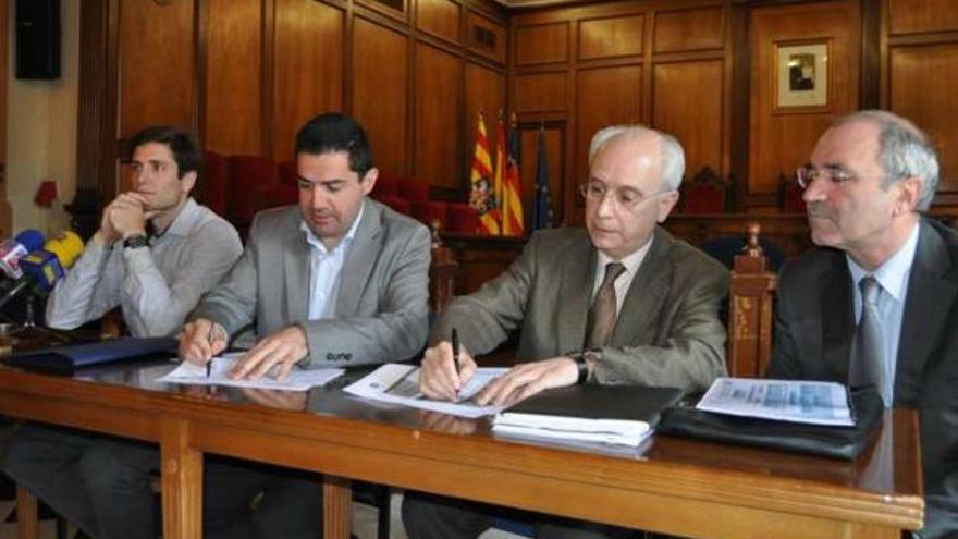 El alcalde Antonio Francés y Juan Ribes firmaron ayer el contrato para redactar el PGOU.