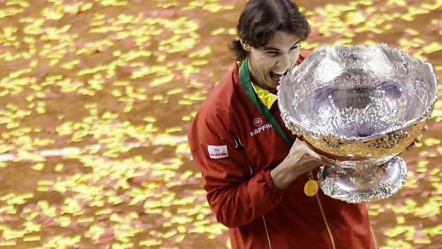 Rafael Nadal muerde la Ensaladera tras el triunfo español de 2009.