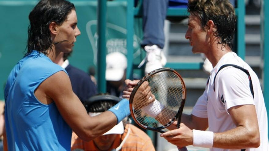 Rafael Nadal (I) se da la mano con Juan Carlos Ferrero (D) en el partido que finalizó con la victoria del primero.