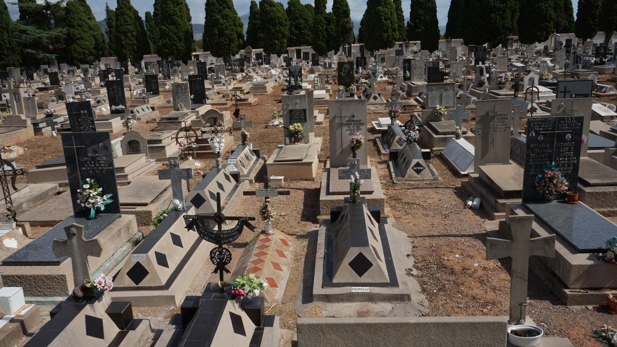 Imagen de los cuadros de tumbas en el suelo del cementerio de San José, ayer.