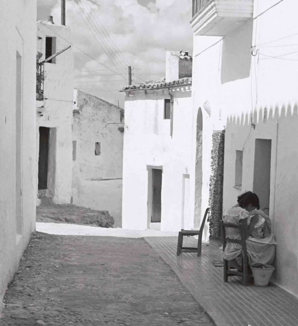 Al·lota brodant - Col·lecció pintor Ferrer Guasch. Arxiu d'Imatge i So Municipal d'Eivissa (AISME)