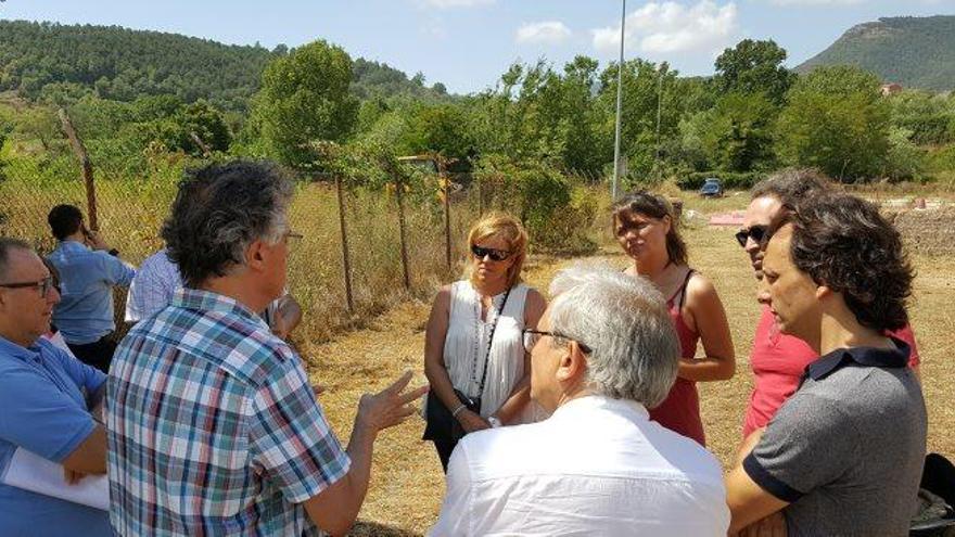 Reunió durant l&#039;acte de replanteig on es construirà el nou immoble, sota el camp de futbol, ahir