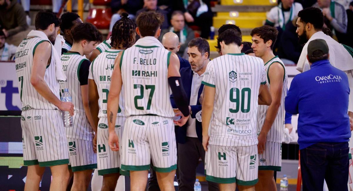 Gonzalo Rodríguez da instrucciones a sus jugadores en un tiempo muerto.