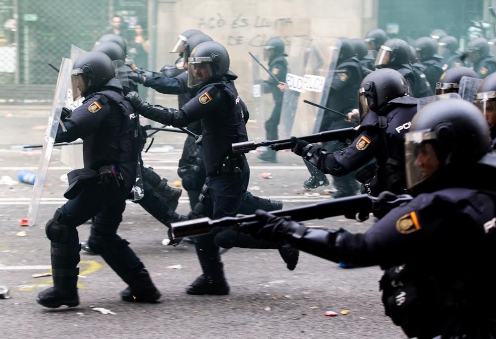 Forts aldarulls i enfrontaments entre manifestants i Policia Nacional a Via Laietana