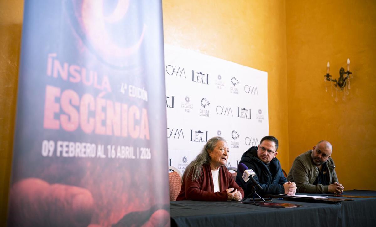 Elsa López, Adrián del Castillo y Oswaldo Bordón durante la presentación de Ínsula Escénica.