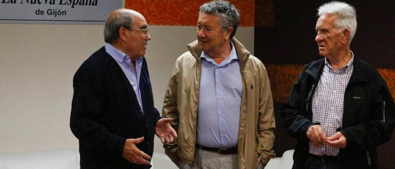Por la izquierda, Juan Eraña, Pipo Prendes y Miguel Montes, ayer, en la tertulia en LA NUEVA ESPAÑA de Gijón.