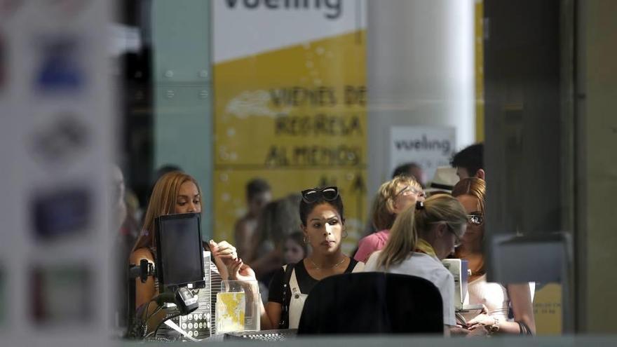 Personal de Vueling atiende a clientes durante los retrasos y cancelaciones del verano de 2016 en el Aeropuerto de El Prat, Barcelona.