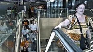 Ajetreo de pasajeros en las escaleras de acceso a La Sagrera, ayer.