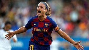 Alexia festejando un gol del Barça en un partido de la Primera Iberdrola