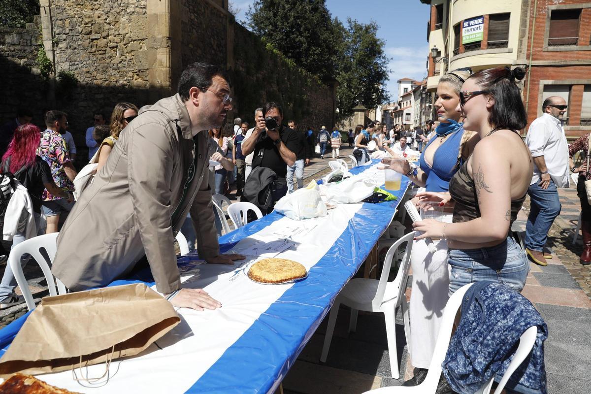 EN IMÁGENES: El presidente Adrián Barbón se da un baño de masas en la Comida en la Calle de Avilés