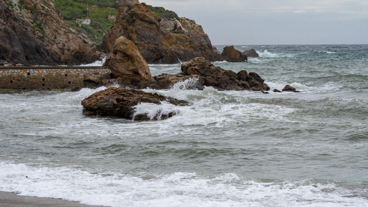 La olas rompen contra las rocas del litoral de Cartagena.
