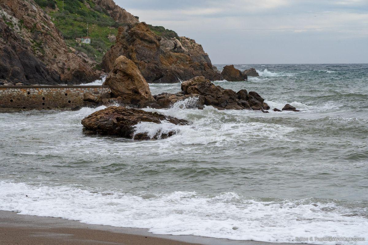 La olas rompen contra las rocas del litoral de Cartagena.