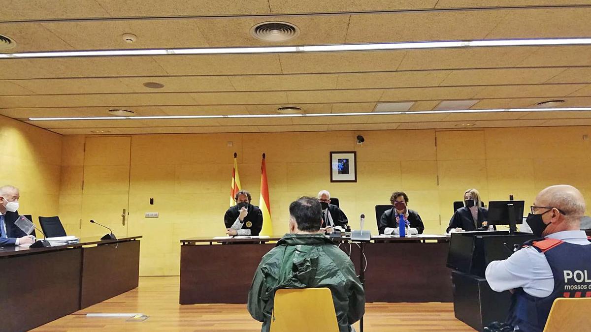 El condemnat per violar i amenaçar de mort l’exdona, durant el judici a l’Audiència. | ARIADNA SALA