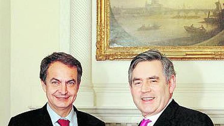 Zapatero, a la izquierda, y Brown se saludan al inicio de su reunión de ayer.