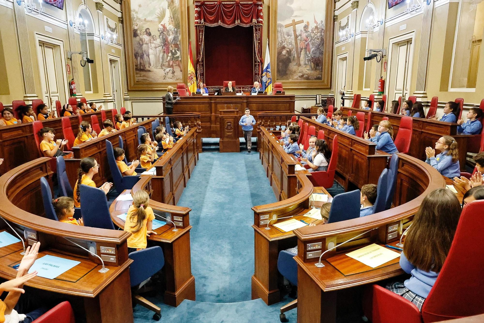 Escolares en el Parlamento de Canarias