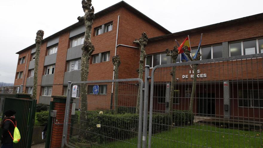 Herido un niño de doce años en Gijón al chocar contra un coche frente al IES Roces