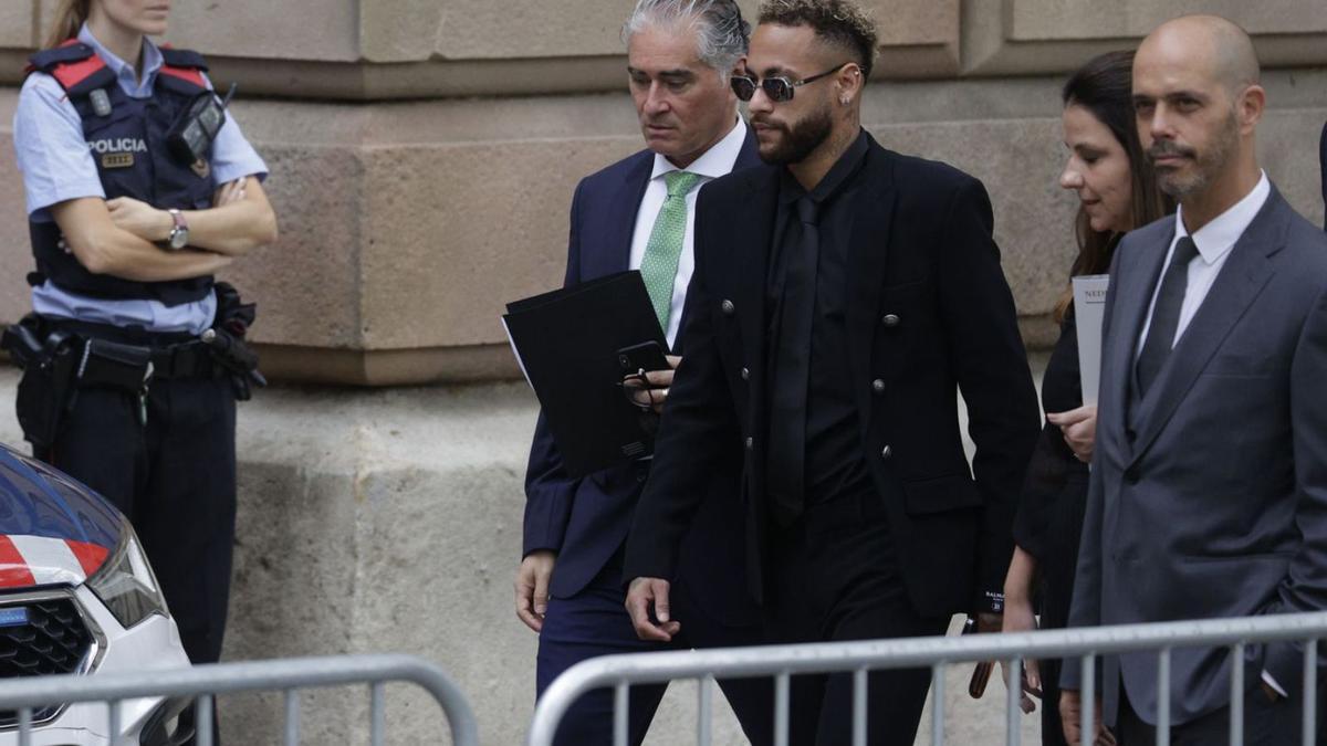 Neymar va anar ahir al judici pel traspàs al Barça. | EFE/QUIQUE GARCÍA