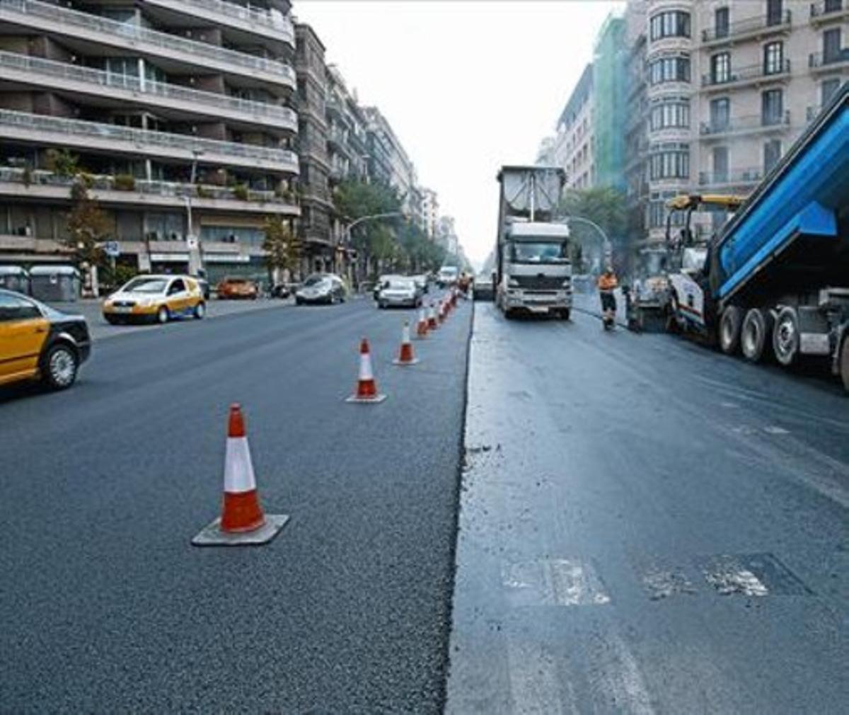 Uns obrers realitzen obres d’asfaltatge en un tram de l’avinguda Diagonal i, a la dreta, imatge del bolcat d’asfalt en un tram del carrer d’Aragó, ahir.