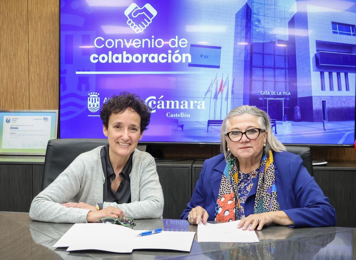 La alcaldesa de Onda, Carmina Ballester; y la presidenta de la Cámara de Comercio, Mª Dolores Guillamón, ha rubricado el acuerdo.