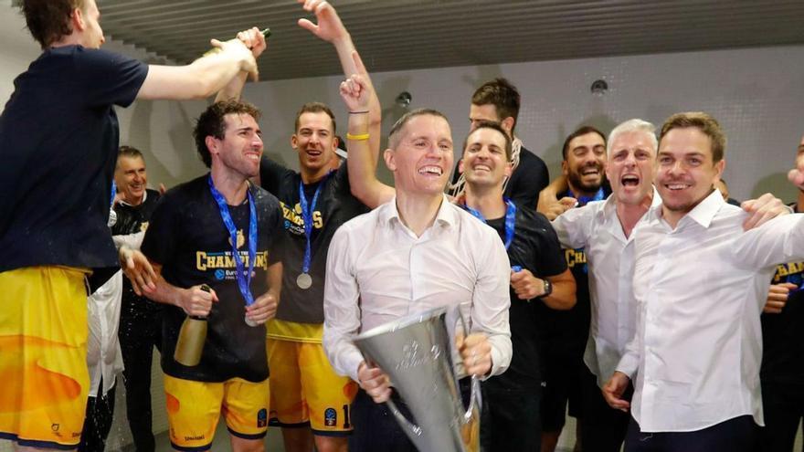 Jaka Lakovic sujeta el trofeo de la Eurocup en plena celebración en el vestuario. |