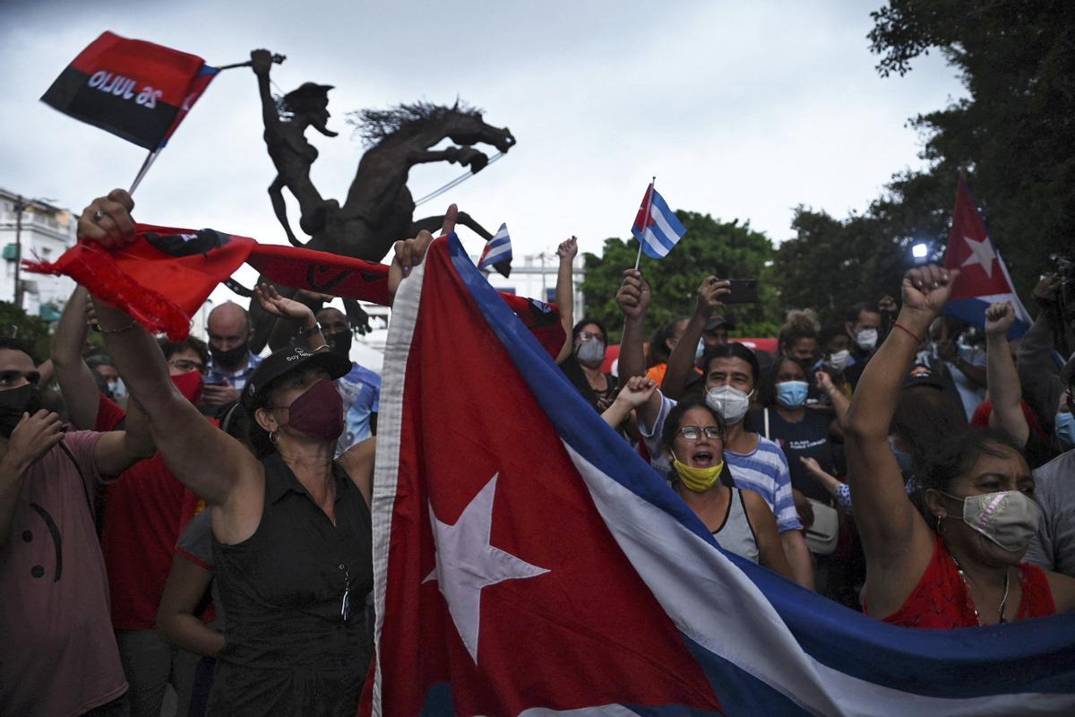 Simpatizantes del Gobierno en una manifestación en el parque de El Quijote en La Habana.