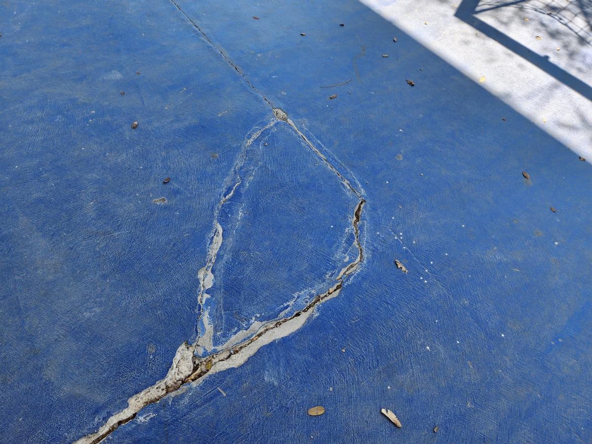 Estado actual del pavimento de la pista deportiva de esta urbanización de Bétera.
