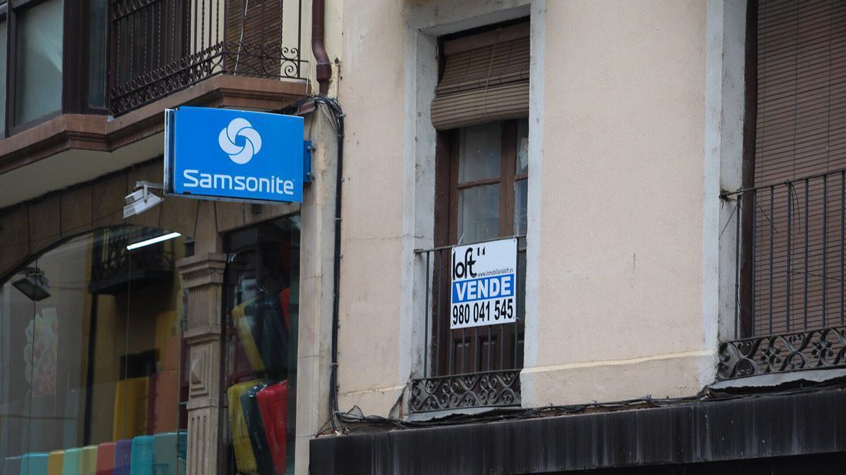 Un cartel con un piso en venta.