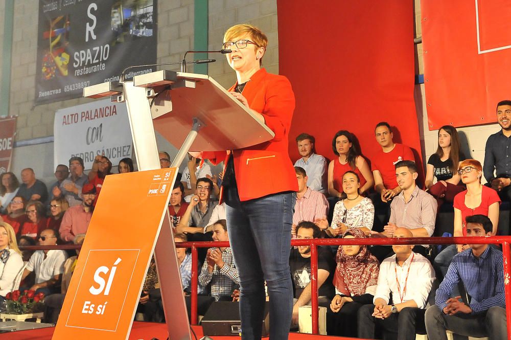 Pedro Sánchez abarrota el polideportivo de Carrús