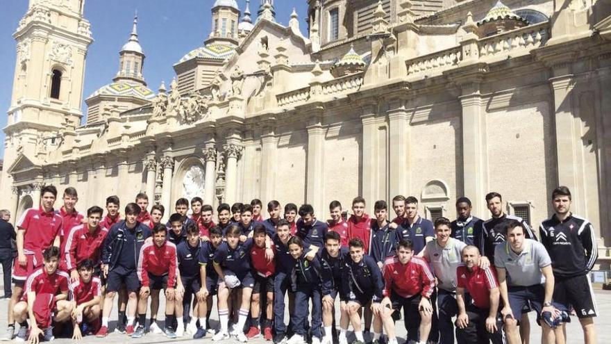 Los jugdores del Celta y Deportivo con la Basílica del Pilar al fondo. // FDV