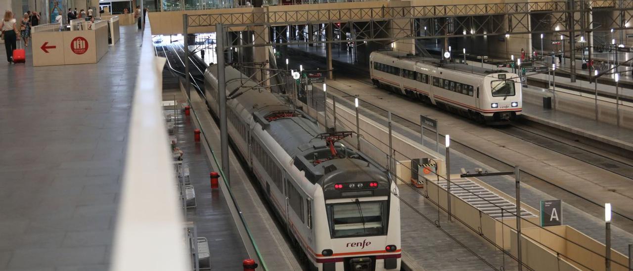 Trenes regionales a su llegada a la estación de Delicias, en Zaragoza, el pasado mes de julio. | ÁNGEL DE CASTRO