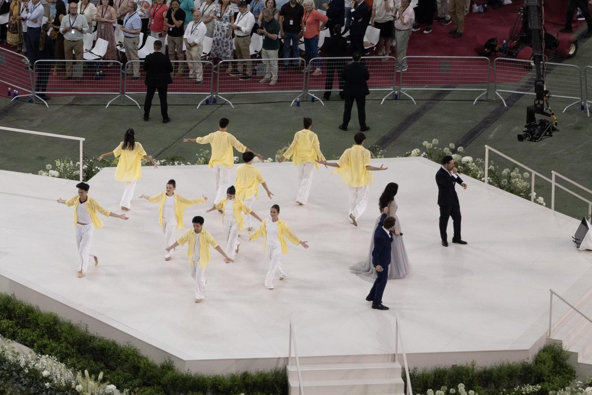 Actuación musical para dar la bienvenida al Papa en el Bernabeu, en la que han participado seis bailarines murcianos
