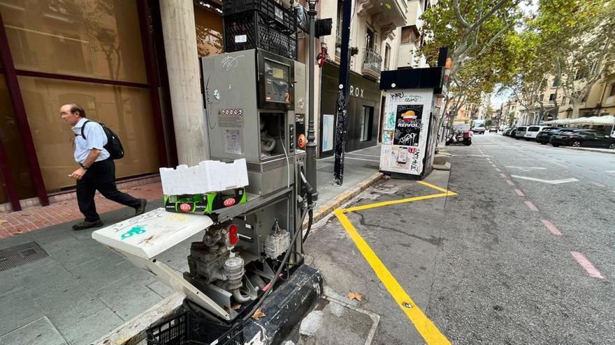 La basura se acumula junto a la gasolinera. | RAÚL SANZ