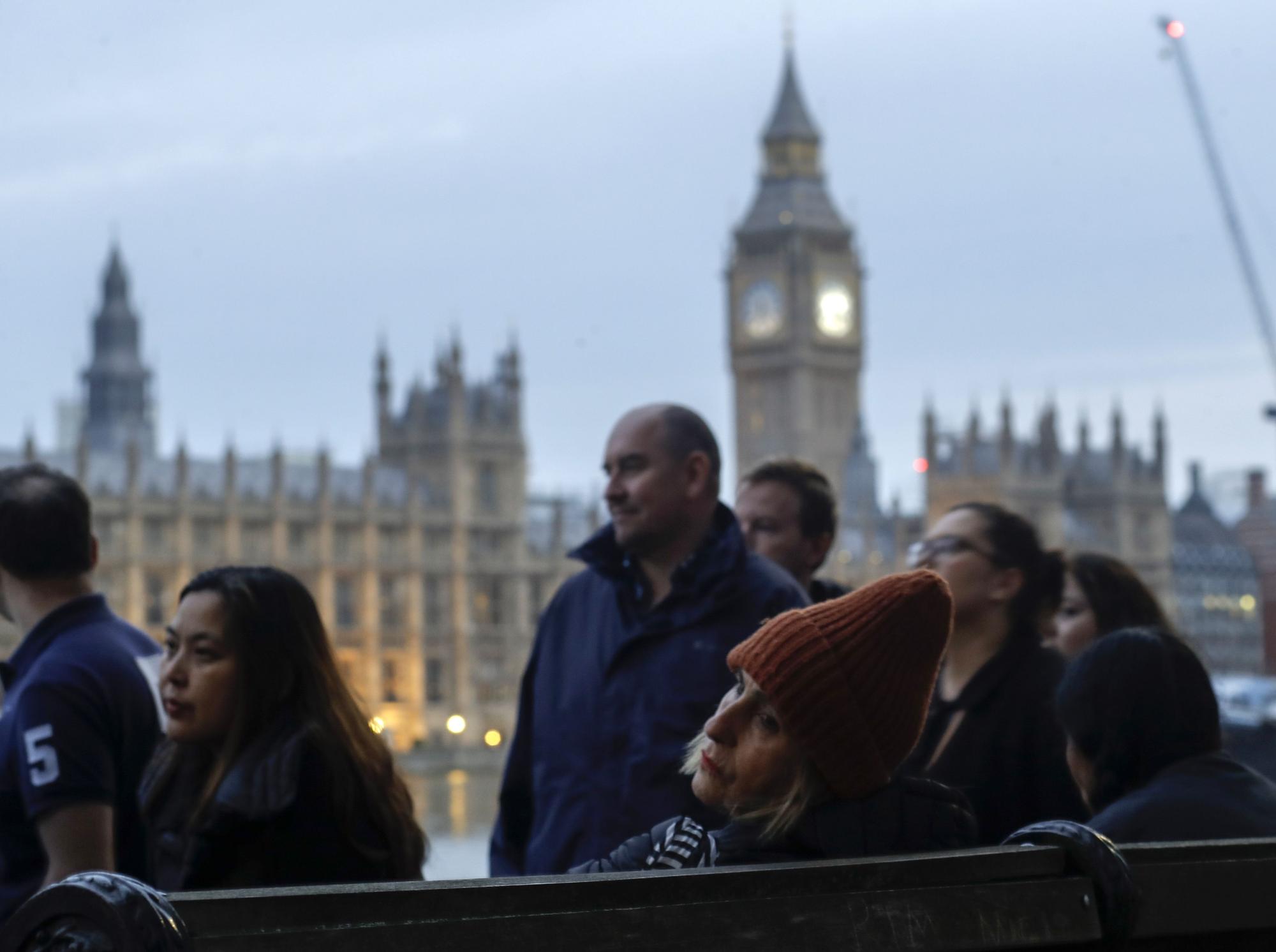 People queue to pay their respects to Britain's Queen Elizabeth II lying in state