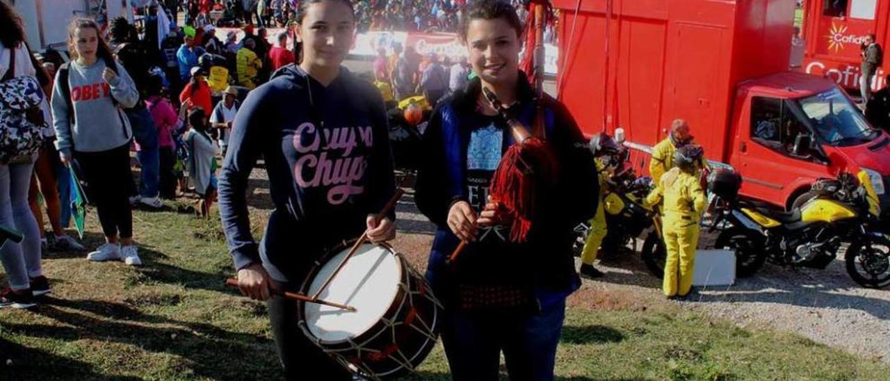 Lara Rabanal y Kaelia Cotera, ayer, tocando en la meta.