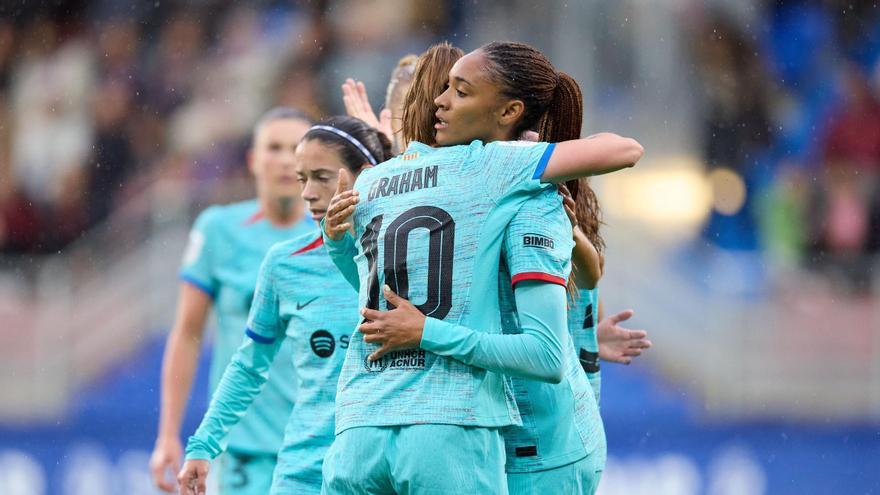 Caroline Graham Hansen y Salma Paralluelo celebranado un gol contra el Eibar